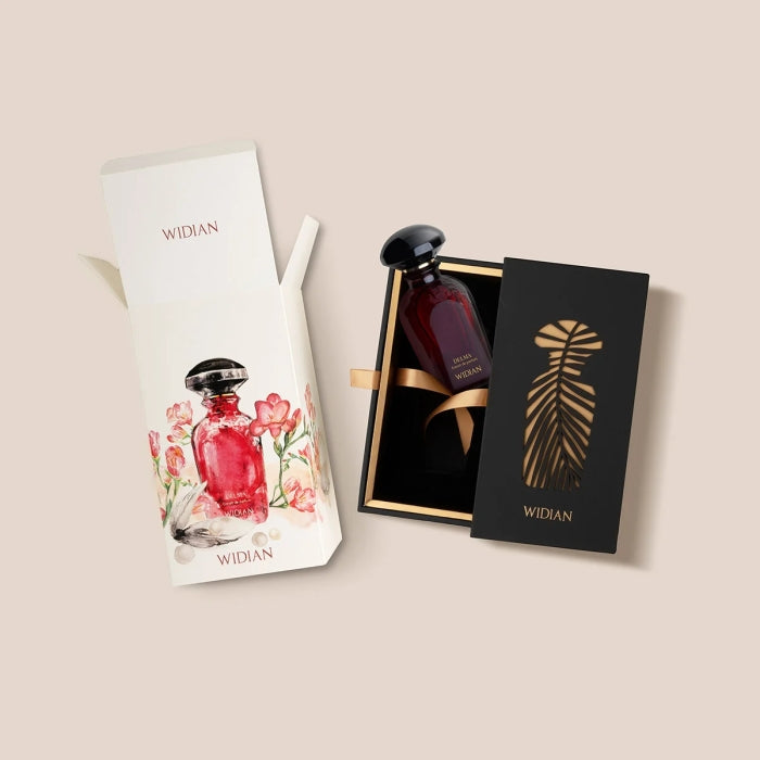 Widian - Velvet Collection - Delma Parfumflakon in dunkelrotem Glas mit schwarzem Deckel in schwarzer Geschenkbox neben floral gestaltetem Karton