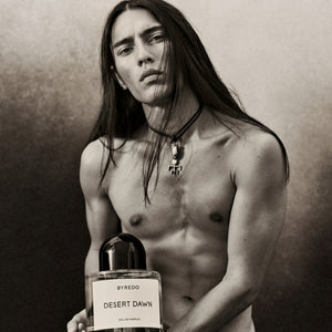 Byredo - Desert Dawn mit kräftigem Modell vor sanftem Hintergrund in monochromem Stil inszeniert