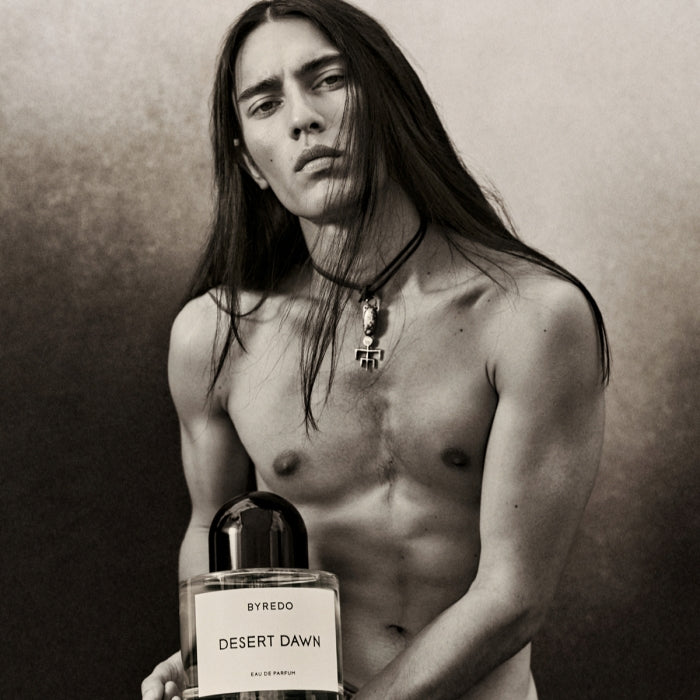 Byredo - Desert Dawn mit kräftigem Modell vor sanftem Hintergrund in monochromem Stil inszeniert