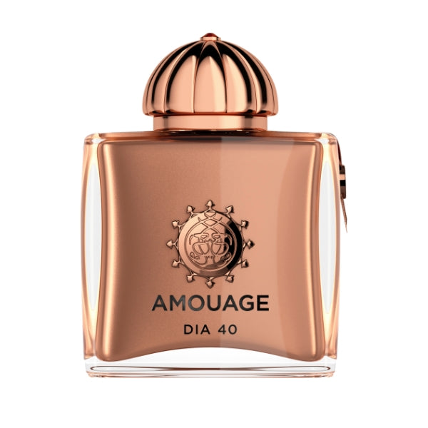 Amouage - Dia 40 Parfumflakon mit kupferfarbenem Deckel und elegantem Design vor weißem Hintergrund