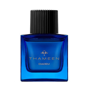 Thameen - Sovereign Collection - Diadem Parfumflakon in tiefblauem Glas mit schwarzem geriffeltem Verschluss vor weißem Hintergrund
