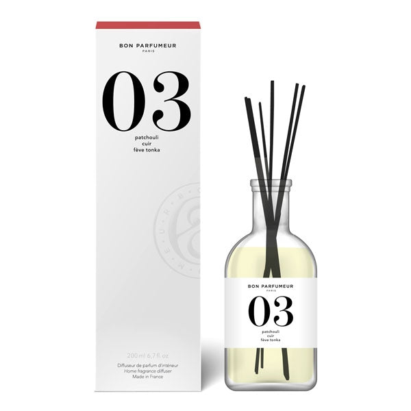 Bon Parfumeur - Diffusor 03 klare Glasflasche mit schwarzem Etikett und Stäbchen vor weißer Verpackung
