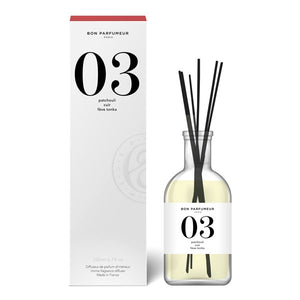 Bon Parfumeur - Diffusor 03 klare Glasflasche mit schwarzem Etikett und Stäbchen vor weißer Verpackung