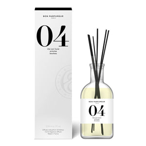 Bon Parfumeur - Diffusor 04 klare Flasche mit schwarzem Etikett und Duftstäbchen neben weißer Verpackung