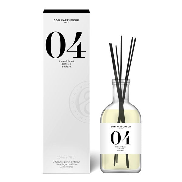 Bon Parfumeur - Diffusor 04 klare Flasche mit schwarzem Etikett und Duftstäbchen neben weißer Verpackung