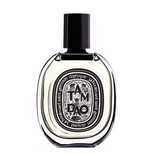 Diptyque - Tam Dao - Eau de Parfum in klarem Flakon mit schwarzem Verschluss und ovalem Etikett vor weißem Hintergrund