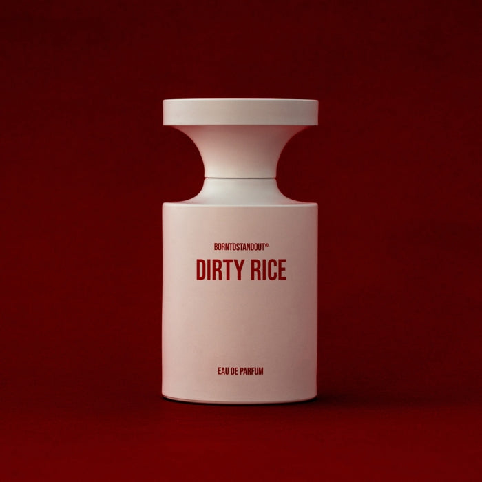 BORNTOSTANDOUT - Dirty Rice Parfumflakon in elegantem Weiß mit roter Schrift vor tiefrotem Hintergrund