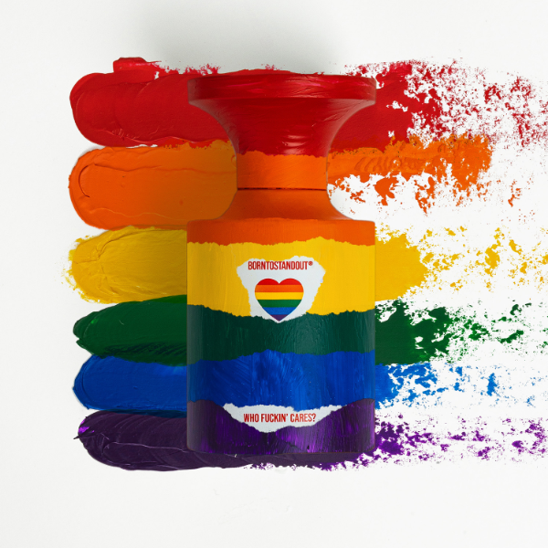 BORNTOSTANDOUT - Dirty Rainbow Flakon mit kräftigen Regenbogenfarben auf weißem Hintergrund minimalistisch inszeniert