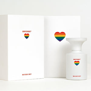 BORNTOSTANDOUT - Dirty Rainbow Parfum mit weißem Flakon und Verpackung, minimalistisch mit Regenbogenherz gestaltet