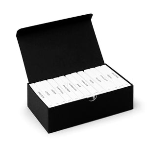 Argentum - Discovery Set mit eleganter schwarzer Box und zwölf weißen, beschrifteten Duftproben in stilvollem Design