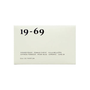 19-69 - Discovery Set 2 weiße Verpackung mit Liste der enthaltenen Düfte und minimalistischer Typografie auf Vorderseite