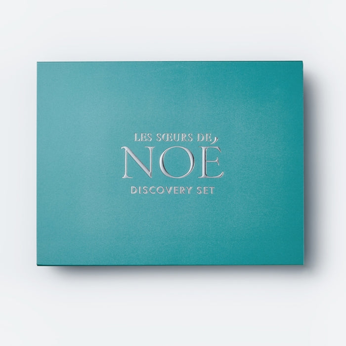 Les Sœurs de Noé - Discovery Set elegante türkisfarbene Box mit Prägung auf hellem Hintergrund