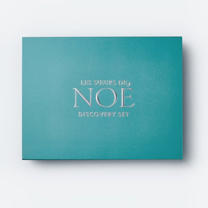 Les Sœurs de Noé - Discovery Set elegante türkisfarbene Box mit Prägung auf hellem Hintergrund