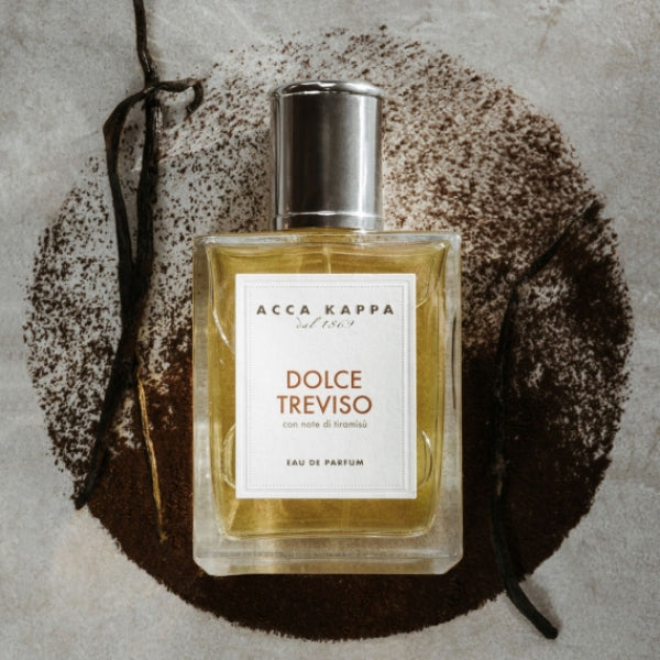 Acca Kappa - Dolce Treviso Parfumflakon mit goldenem Duftöl und silbernem Verschluss vor rustikalem Hintergrund