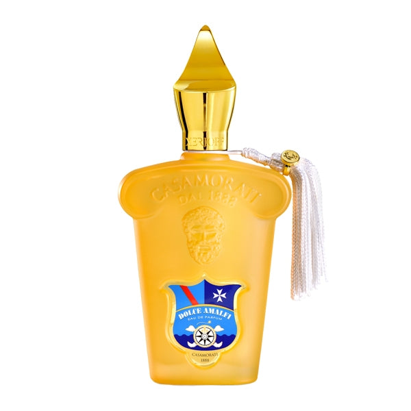 Xerjoff - Casamorati 1888 - Dolce Amalfi Parfumflakon mit goldenem Verschluss und weißem Quast vor weißem Hintergrund