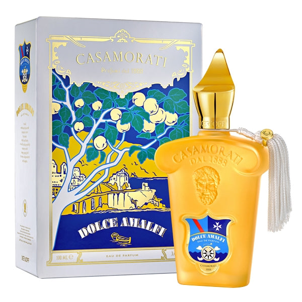 Xerjoff - Casamorati 1888 - Dolce Amalfi Parfumflakon mit goldfarbenem Verschluss und dekorativem weißen Quast vor farbigem Karton