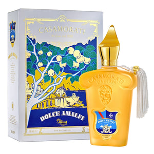 Xerjoff - Casamorati 1888 - Dolce Amalfi Parfumflakon mit goldfarbenem Verschluss und dekorativem weißen Quast vor farbigem Karton
