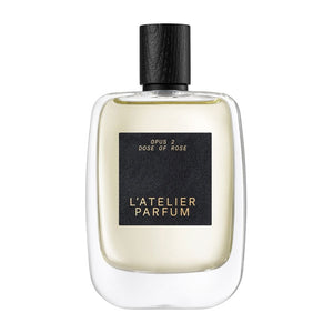 L'Atelier Parfum - Opus 2 - Dose of Rose minimalistisch gestalteter Flakon mit schwarzem Etikett und Holzverschluss vor weißem Hintergrund