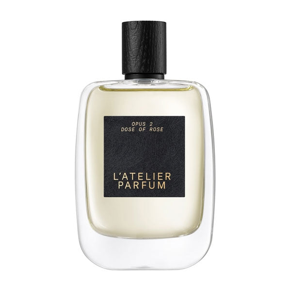 L'Atelier Parfum - Opus 2 - Dose of Rose minimalistisch gestalteter Flakon mit schwarzem Etikett und Holzverschluss vor weißem Hintergrund