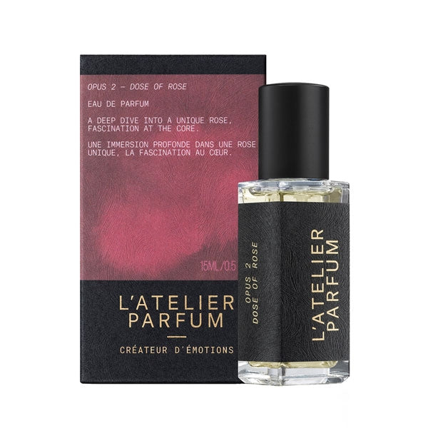 L'Atelier Parfum - Opus 2 - Dose of Rose klarer Flakon mit schwarzem Etikett und rotem Verpackungskarton