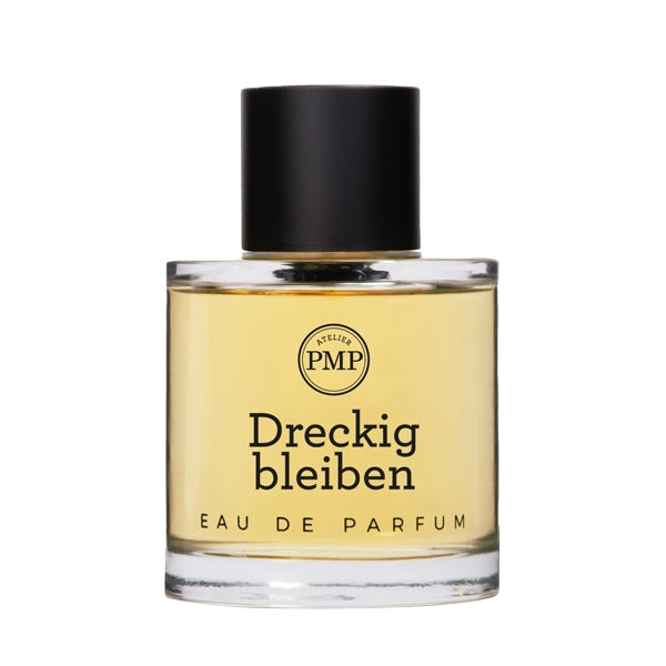 Atelier PMP - Dreckig bleiben Parfumflakon mit klarem Glas, schwarzem Deckel und bernsteinfarbener Flüssigkeit vor weißem Hintergrund