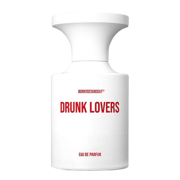 BORNTOSTANDOUT - Drunk Lovers Parfumflakon in mattem Weiß mit roter Schrift auf schlichtem Hintergrund