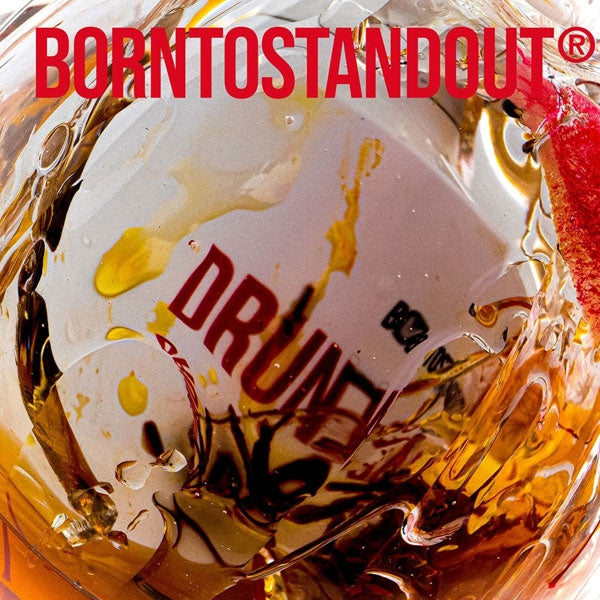 BORNTOSTANDOUT - Drunk Saffron Detailaufnahme mit flüssigen Safranfarben und dynamischem Bewegungseffekt