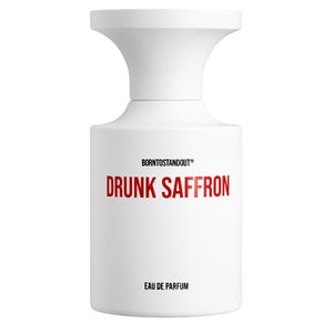 BORNTOSTANDOUT - Drunk Saffron Parfumflakon in mattem Weiß mit roter Schrift vor weißem Hintergrund