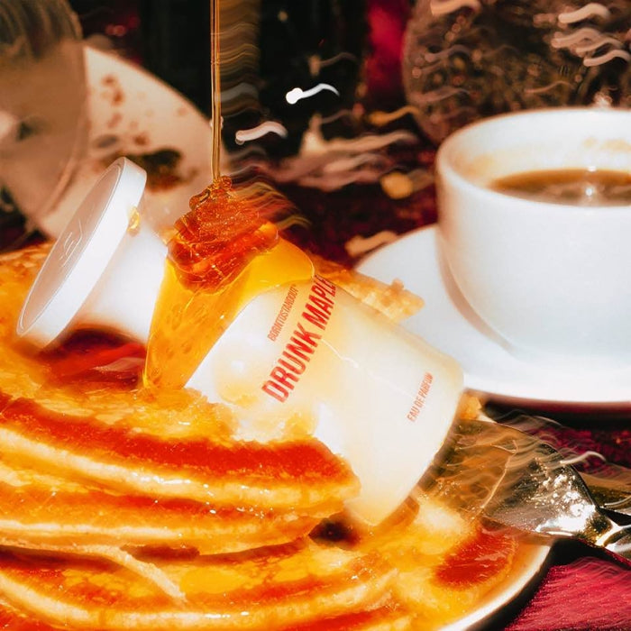 BORNTOSTANDOUT - Drunk Maple Parfumflakon auf Pfannkuchen mit Ahornsirup und Waffelstück in warmer Atmosphäre