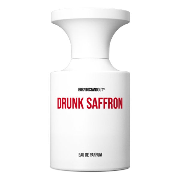 BORNTOSTANDOUT - Drunk Saffron Parfumflakon in mattem Weiß mit roter Schrift vor hellem Hintergrund