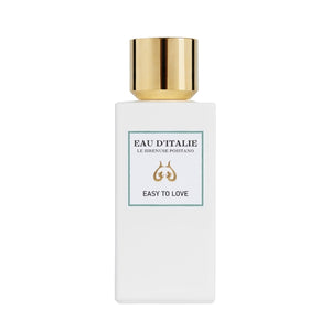 Eau d'Italie - Easy to Love Parfum in elegantem weißem Flakon mit goldenem Verschluss vor schlichtem Hintergrund