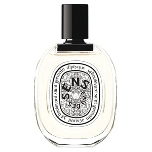 Diptyque - Eau des Sens Parfumflakon mit schwarzem Verschluss und filigranem Blumenetikett vor weißem Hintergrund