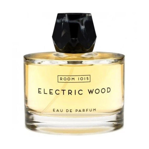 Room 1015 - Electric Wood Parfümflakon mit klaren Glas und schwarzem facettiertem Verschluss vor weißem Hintergrund