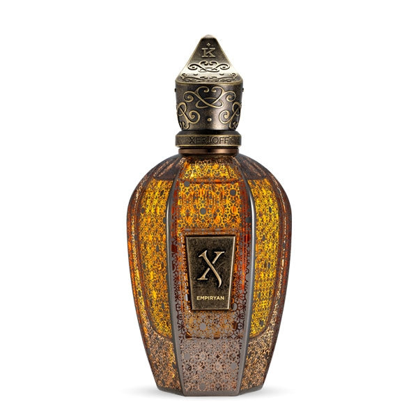 Xerjoff - K Blue Collection - Empiryan zeigt kunstvollen Flakon mit antiker Gravur in warmen Braun- und Goldtönen