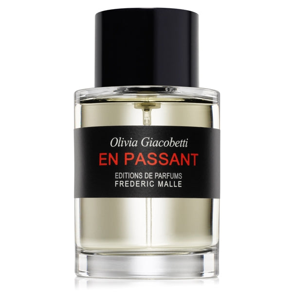 Frédéric Malle - En Passant Parfumflakon mit schwarzem Verschluss und klarem Flakon vor weißem Hintergrund