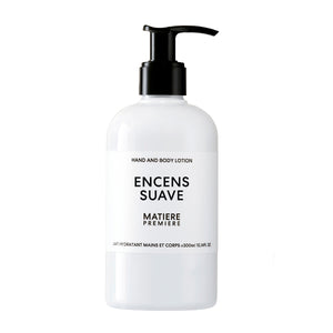 Matière Première - Encens Suave - Hand & Body Lotion in weißer Flasche mit schwarzem Pumpspender vor weißem Hintergrund