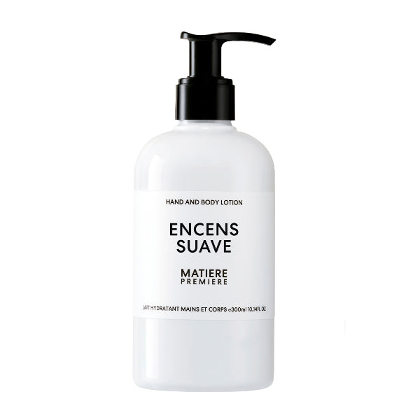 Matière Première - Encens Suave - Hand & Body Lotion in weißer Flasche mit schwarzem Pumpspender vor weißem Hintergrund