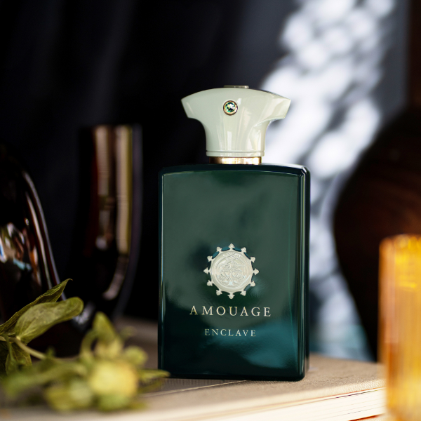 Amouage - Renaissance Collection - Enclave eleganter dunkelgrüner Flakon mit elfenbeinfarbenem Verschluss vor gedämpftem Hintergrund