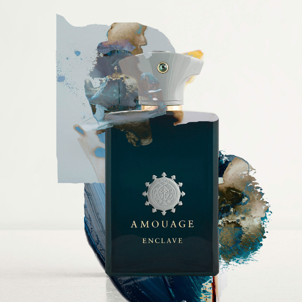 Amouage - Renaissance Collection - Enclave markanter türkisblauer Flakon mit skulpturalem weißem Verschluss vor hellem Hintergrund
