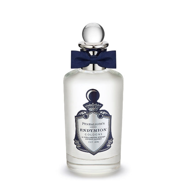 Penhaligon's - British Tales - Endymion Parfumflakon mit elegantem Schleifenband und silbernem Verschluss vor weißem Hintergrund