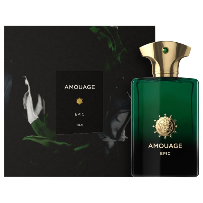 Amouage - Epic Man Parfumflakon in tiefgrün mit goldfarbenem Verschluss und edler Verpackung vor dunklem Hintergrund