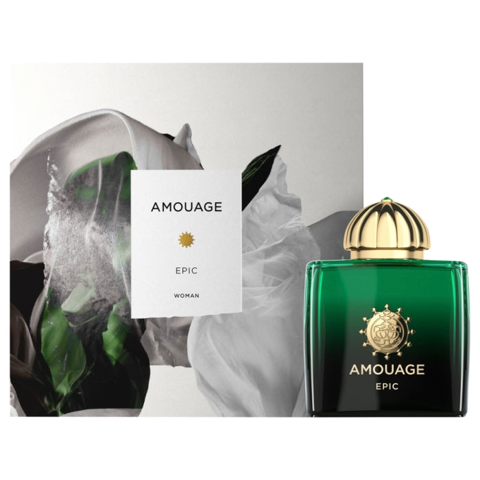 Amouage - Epic Woman Duftflakon in sattem Grün mit goldfarbenem Deckel vor künstlerischem, abstraktem Hintergrund
