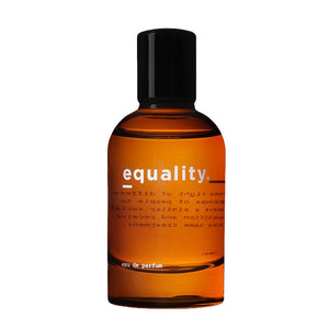 equality. fragrances - equality. Parfumflakon in warmem Bernstein mit schlichtem schwarzem Verschluss und modernem Schriftzug