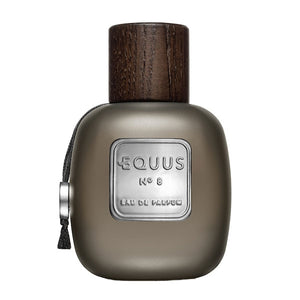 YeYe Parfums - Equus No 8 Parfumflakon mit mattem, graubraunem Finish und dunklem Holzverschluss vor weißem Hintergrund