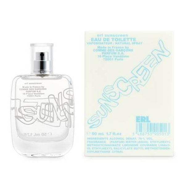 Comme des Garçons - ERL Sunscreen klarer Glasflakon mit schwarzem Sprühkopf neben weißer Verpackung mit blauer Schrift