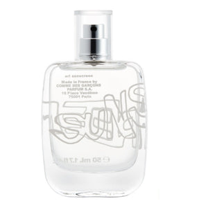 Comme des Garçons - ERL Sunscreen transparenter Flakon mit weißen Schriftzügen und silbernem Sprühkopf vor hellgrauem Hintergrund