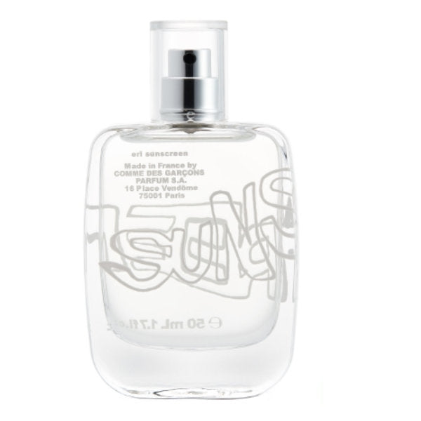 Comme des Garçons - ERL Sunscreen transparenter Flakon mit weißen Schriftzügen und silbernem Sprühkopf vor hellgrauem Hintergrund
