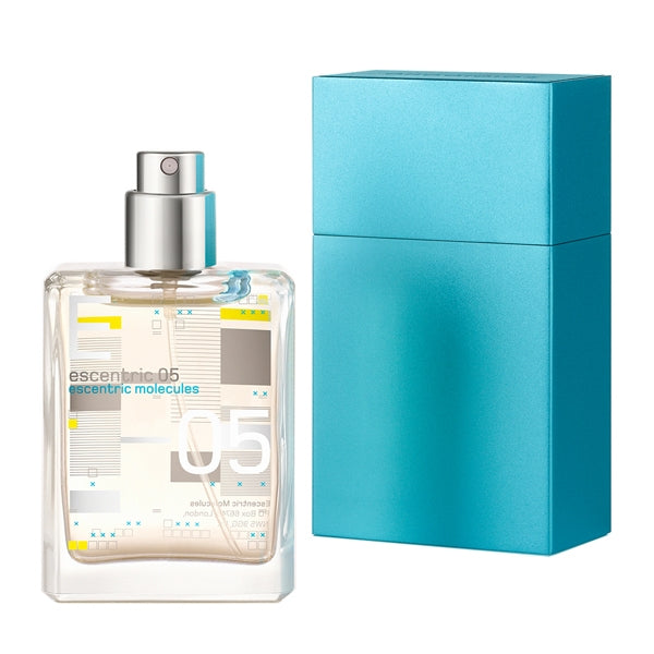 Escentric Molecules - Escentric 05 Travel Spray mit modernem Flakon und türkisfarbener Schutzkappe vor weißem Hintergrund