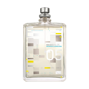 Escentric Molecules - Escentric 05 Parfumflakon mit modernem, transparentem Design und farbigen Details vor weißem Hintergrund