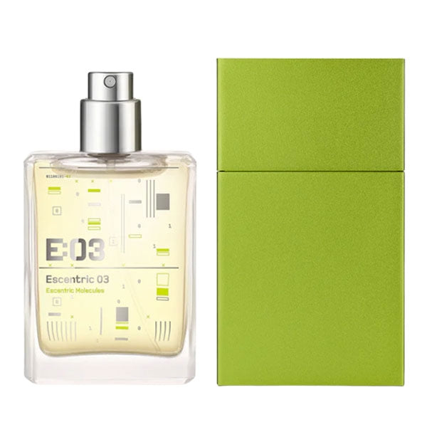Escentric Molecules - Escentric 03 - Travel Spray mit transparentem Flakon und grünem mattiertem Etui vor weißem Hintergrund